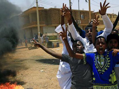 Un grupo de niños sudaneses entonan eslóganes de las protestas junto a una barricada en Jartum. 