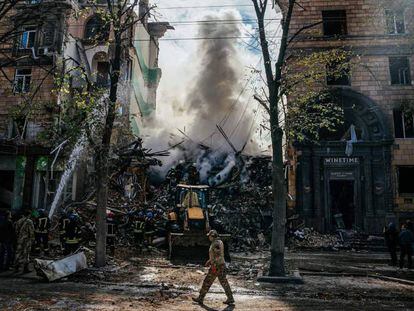 Edificio bombardeado por el ataque ruso sobre Zaporiyia (Ucrania). 