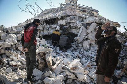 Miembros de los Cascos Blancos inspeccionan los escombros de un edificio destruido por bombardeos del régimen sirio o de la aviación rusa en la localidad de Sarmin (Idlib) el pasado domingo. 
