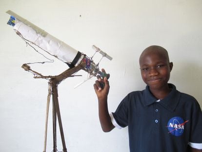 Malick Ndiaye, junto al telescopio que fabricó con alambre, latas de refresco y cañas.