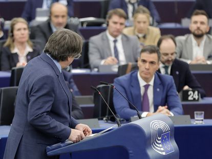 Puigdemont se dirige a Sánchez en el pleno del Parlamento Europeo en Estrasburgo del 13 de diciembre pasado.