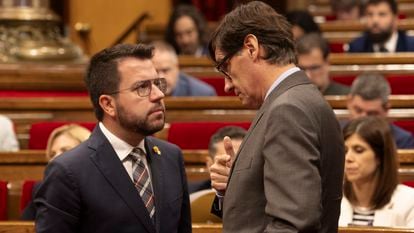 El presidente de la Generalitat, Pere Aragonès, y el diputado del PSC Salvador Illa, en un Pleno del Parlament.