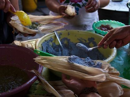 Integrantes del colectivo Mujeres de la Tierra preparan los pedidos de tamales en su taller de Milpa Alta.