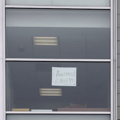 Cartel en una ventana del Hospital de Fuenlabrada en el que se lee '¡Ánimo Equipo!', centro junto al que se está montando un Hospital de campaña que contará con 750 metros cuadrados y 50 camas y servirá para desahogar el complejo hospitalario. Este espacio de atención para enfermos por el Covid-19 se conectará directamente con el edificio de Oncología del hospital a través de un pasillo y contará con dos módulos de aseos así como con sistema de climatización, en Fuenlabrada/Madrid (España) a 30 de marzo de 2020.
30 MARZO 2020 COVID-19;PANDEMIA;SISTEMA SANITARIO;SATURACIÓN DEL SISTEMA SANITARIO;ENFERMEDAD;PACIENTES: AMBULANCIA
Eduardo Parra / Europa Press
30/03/2020