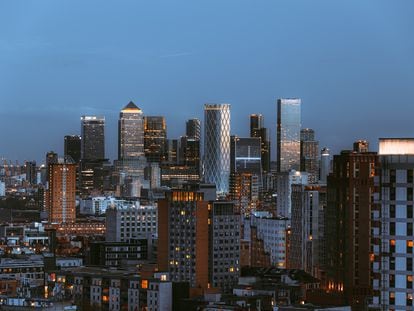 Vista panorámica de Londres (Reino Unido) con rascacielos modernos del distrito financiero Canary Wharf.