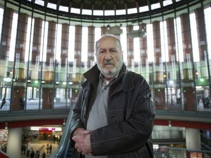 El director de cinema Josep Maria Forn, a l'estació d'Atocha de Madrid.