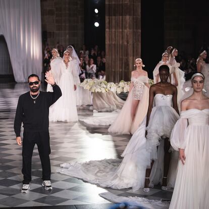 Giambattista Valli saludando al final del desfile.