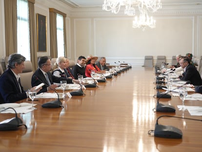 El presidente Gustavo Petro se reúne con los representantes de los distintos partidos políticos del país, en Bogotá, el 27 de febrero de 2023.