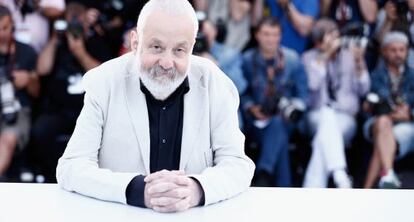 El director brit&aacute;nico Mike Leigh, ayer en Cannes.