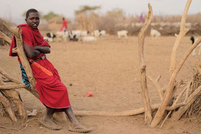 Todo guerrero masai va armado con un seme (o puñal), que utilizará tanto para proteger a su gente de animales salvajes como para cortar arbustos durante el pastoreo. Su fama hace que en las ciudades de África del Este nadie se atreva a ofender a un masai que vaya armado.