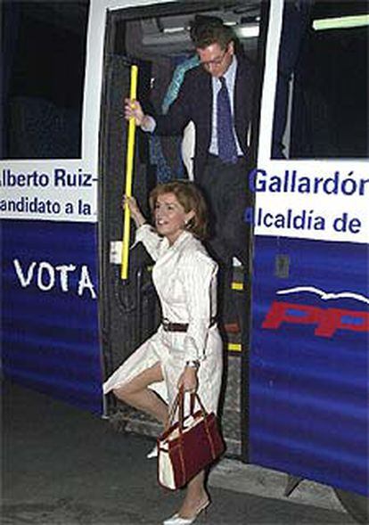 Ana Botella, aspirante a concejal, sale del autobús que la trasladó al estadio de <i>la Peineta.</i> Detrás, Alberto Ruiz-Gallardón.