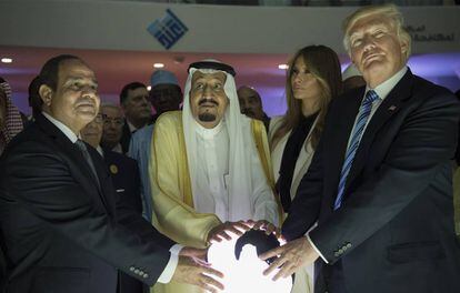 Donald Trump, Salm&aacute;n bin Abdulaziz y Abdelfat&aacute; al Sisi en Riad el a&ntilde;o pasado.