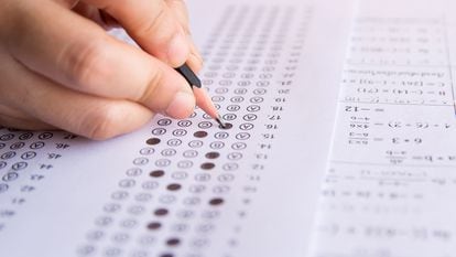 Un estudiante completa un examen tipo test.