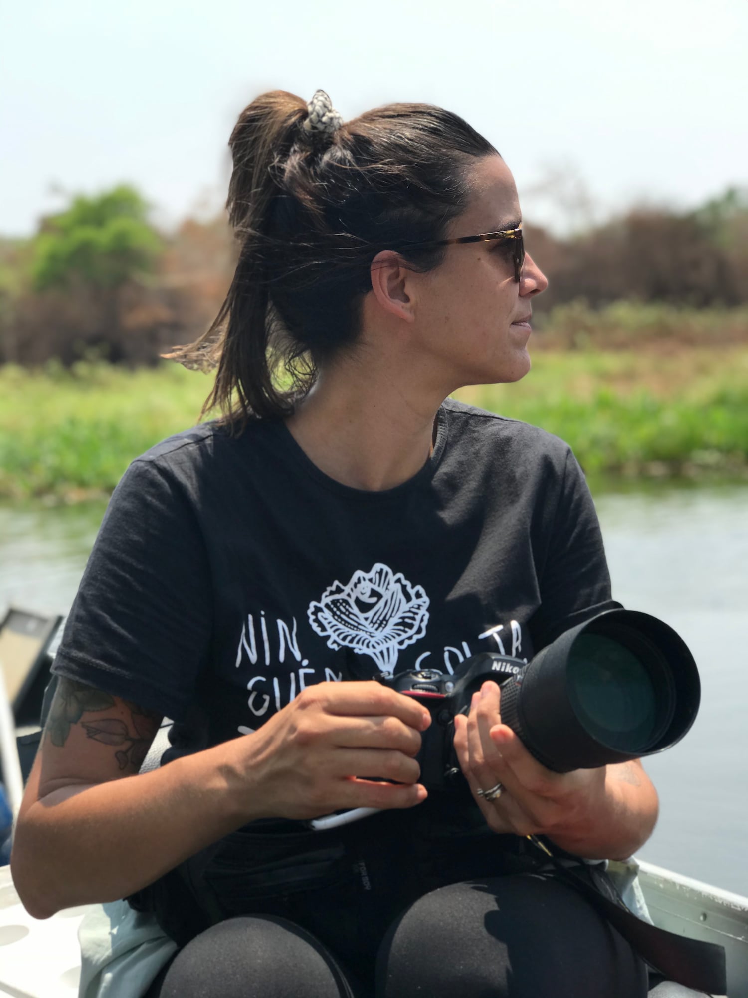 La investigadora Luciana Leite, fotografiada en el río São Lourenço, en el Pantanal, donde fue voluntaria contra los incendios de este verano