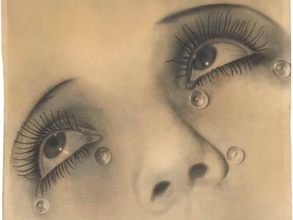 Man Ray, 'Les Larmes [Las lágrimas]', c. 1930. Plata en gelatina, 75 x 91,5 cm. Colección Dietmar Siegert ©Man Ray, VEGAP, Madrid, 2022.