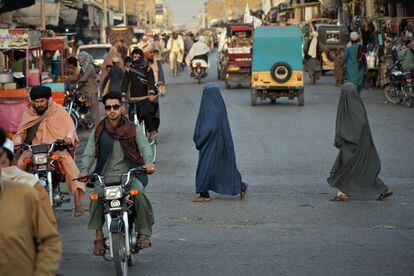Zona comercial en el centro de Kandahar. Algunos de los avances sociales y de derechos adquiridos en las pasadas dos décadas van a quedar congelados bajo el nuevo Gobierno de los talibanes, según algunos de sus primeros anuncios.