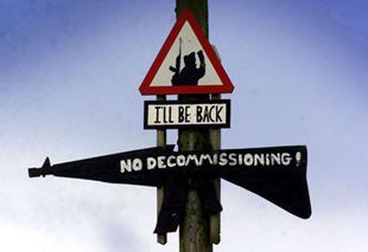 "No al decomiso", se lee en este cartel del IRA en el pueblo de Strabane, en una foto de archivo.