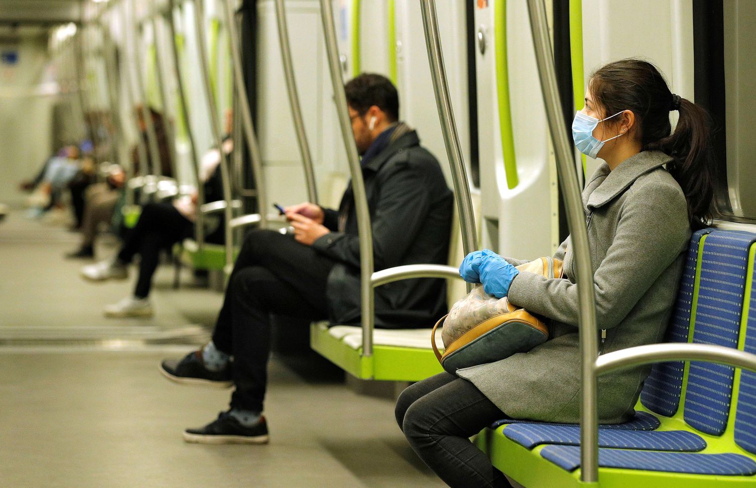 Una mujer viaja con una mascarilla en la Linea 2 de Metro Valencia.
