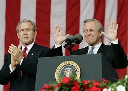 George W. Bush (izquierda) y Donald Rumsfeld, en el cementerio de Arlington.