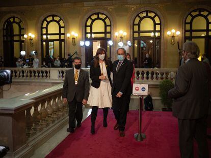 Laura Borràs, y el expresidente de la Generalitat Quim Torra a su salida del Auditorio del Parlament tras ser proclamada nueva presidenta de la Cámara catalana en el inicio de la XIII legislatura, en Barcelona.