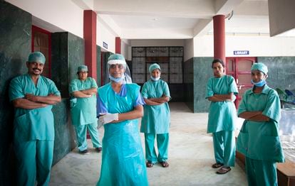 Médicos y enfermeras del hospital de Bathalapalli, en Anantapur, India, en julio de 2020.