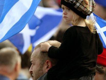 Una ni&ntilde;a a hombros de su padre en una manifestaci&oacute;n a favor de la independencia en Edimburgo.