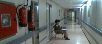 Imagen de una cámara de seguridad en el hospital Virgen del Rocío de Sevilla con una vigilante en un pasillo.