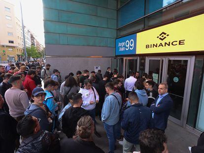 Seguidores e interesados en el mercado de las criptomonedas haciendo cola para entrar a escuchar a Changpeng Zhao, CEO de Binance, en el Wizink Center de Madrid, el pasado abril.