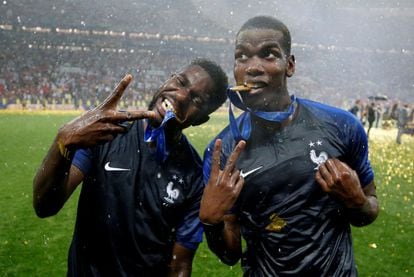Paul Pogba y Samuel Umtiti, muerden sus medallas tras ganar la final de la Copa del Mundo.