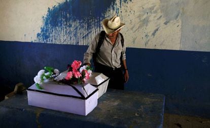 Ataúdes con los restos de dos de las víctimas de El Mozote, en una ceremonia de entierro en diciembre de 2016.