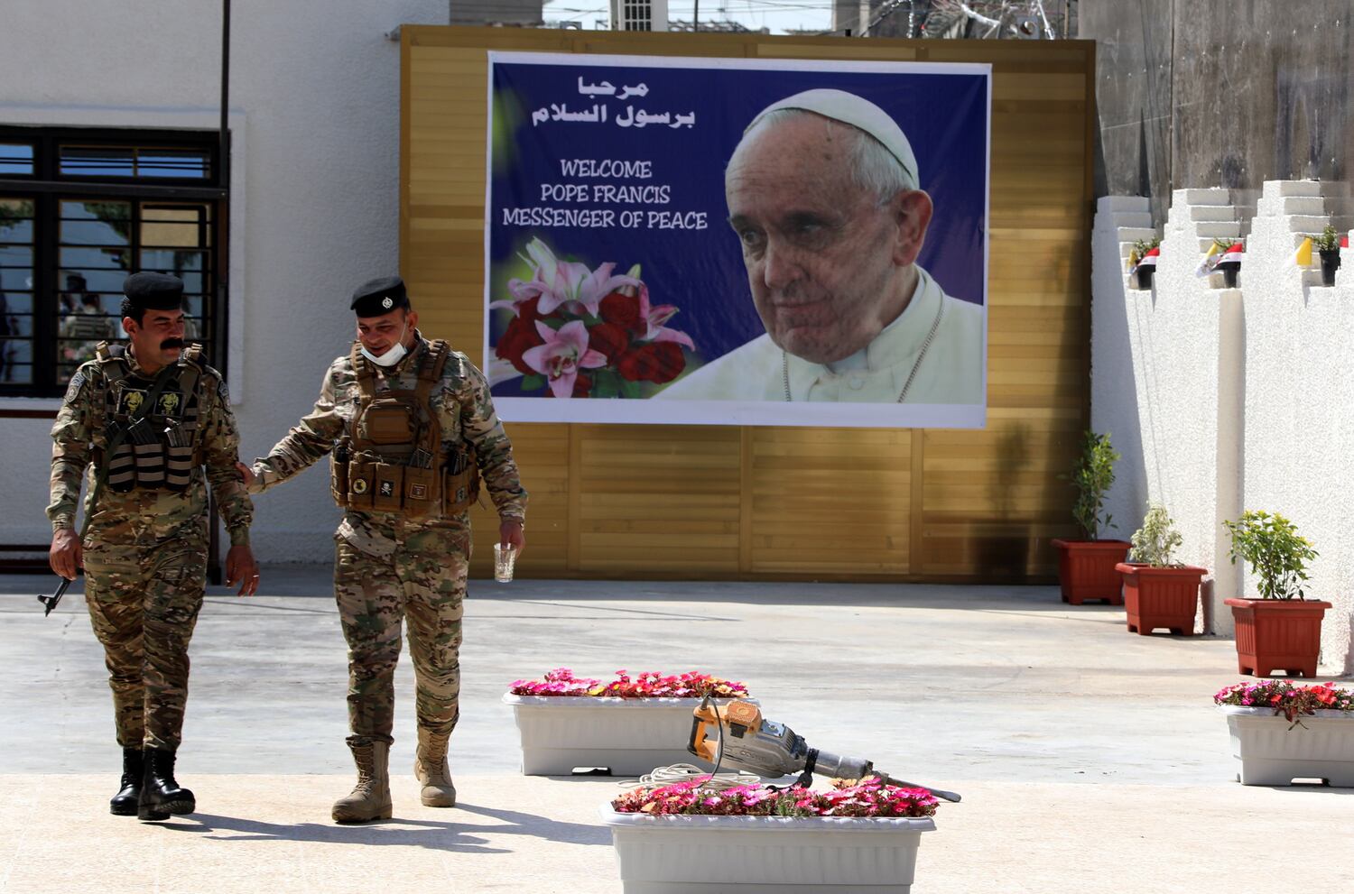 Una pareja de militares pasea delante de la catedral caldea de San José en Bagdad, este lunes.