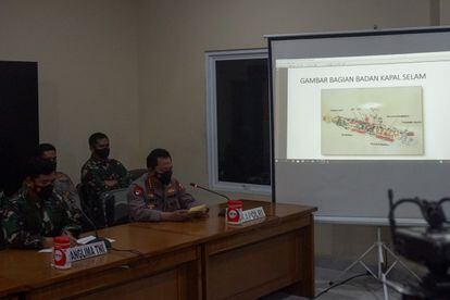 Miembros de las Fuerzas Armadas indonesias, durante la rueda de prensa en la que han confirmado el hallazgo del submarino, este domingo en Yakarta.