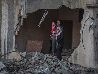 Una familia palestina observa los restos de su casa, destruida por bombardeo israelí, el martes en Gaza.