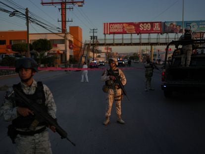 Soldados tras una balacera en el bulevar Insurgentes en Tijuana, en octubre de 2023.