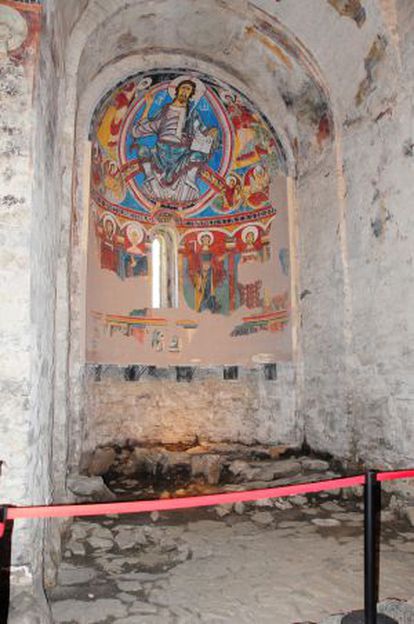 Interior del templo de Sant Climent de Taüll el verano pasado, con el pavimento tal y como quedó tras las excavaciones de 2010 y la copia de las pinturas en el lugar en el que han permanecido desde finales de los años 50.