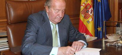 El Rey Juan Carlos, firmando el documento de su abdicaci&oacute;n el pasado 2 de junio.