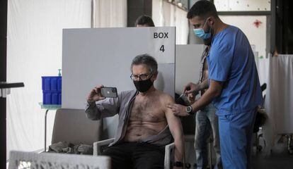 Un home rep la vacuna a l'hotel Plaza de l'Hospitalet de Llobregat.