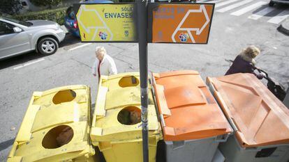 Contenedores amarillos y grises en una calle de Madrid.