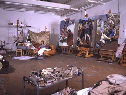 La artista portuguesa Paula Rego, en su estudio londinense, con algunos cuadros de la serie 'El hombre almohada (2004), basada en la obra teatral de Martin McDonagh.