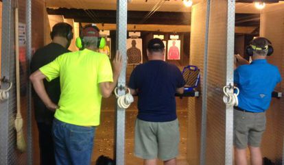 Hombres disparando, este sábado, en la tienda de Summerville.
