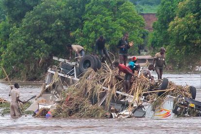 Varias personas, sobre un camión volcado por una riada de agua provocada por la tormenta tropical Ana, el martes en Chikwawa, Malawi.