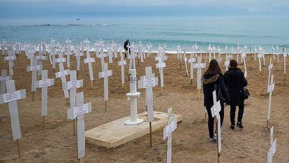 Cruces que representan a las mujeres víctimas de violencia de género en Vinaròs (Castellón).