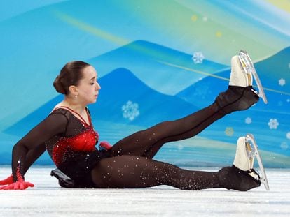 Kamila Valieva cae durante su actuación de este jueves en los Juegos Olímpicos de Invierno.