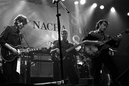 Concierto de Nacha Pop en Madrid en octubre de 1988 en Jácara Plató. Desde la izquierda, Antonio Vega, Carlos Brooking y Nacho García Vega