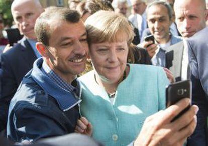 La canciller alemana, Angela Merkel, durante la visita que ha realizado a la Oficina Federal de Migración y Refugiados en Berlín, el de septiembre de 2015.