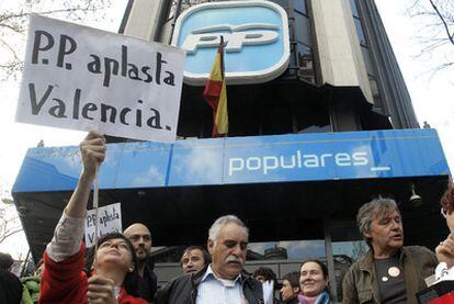 Un centenar de personas, entre valencianos y madrileños se reunierona ayer para protestar por los derribos que se están llevando a cabo en el barrio de El Cabanyal, en Valencia. La concentración acabó en la calle de Génova, en la puerta de la sede del PP.