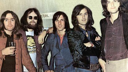 The Kinks a principio de los años setenta. De izquierda a derecha, John Dalton, John Gosling, Mick Avory, Dave Davies y Ray Davies.