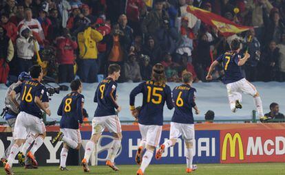 David Iniesta celebra su gol frente a Chile. La selección española ha conseguido clasificarse primera tras vencer a Chile a 2-1 y se enfrentará en octavos al Portugal de Cristiano Ronaldo.