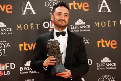 El realizador Juan Antonio Bayona posa con el premio a la "Mejor Dirección", por su película "Un monstruo viene a verme".