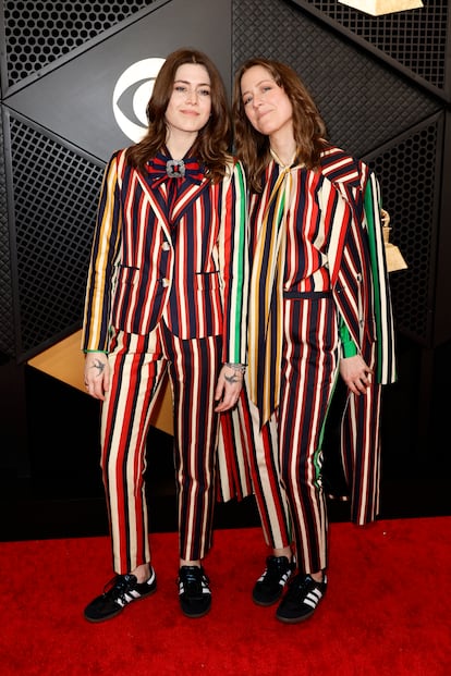  Rebecca Lovell y Megan Lovell de Larkin Poe, muy combinadas con traje de rayas.